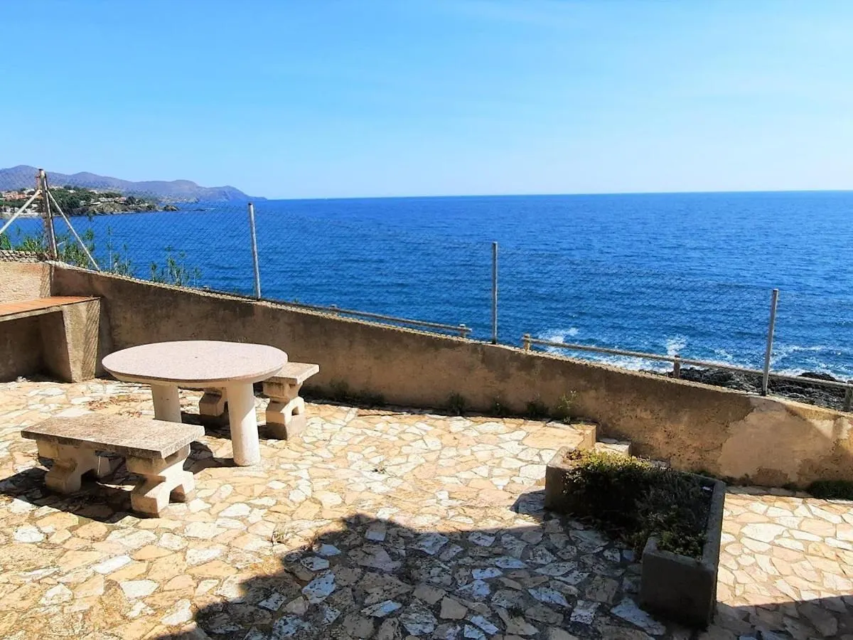 Apartamento Familiar Frente Al Mar Con Jardin, Barbacoa, Aparcamiento Y Mascotas Permitidas - Es-170-70 Llanca 0*,  Spain