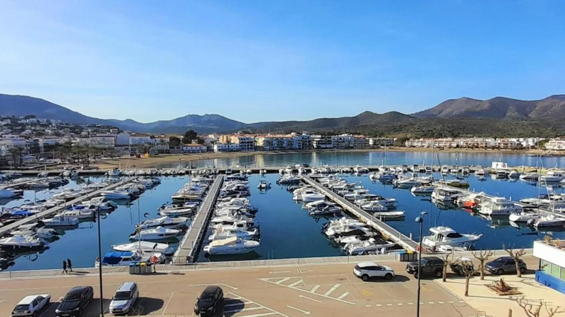 Apartamento Familiar Frente Al Mar Con Jardin, Barbacoa, Aparcamiento Y Mascotas Permitidas - Es-170-70 Llanca 0*,  Spain
